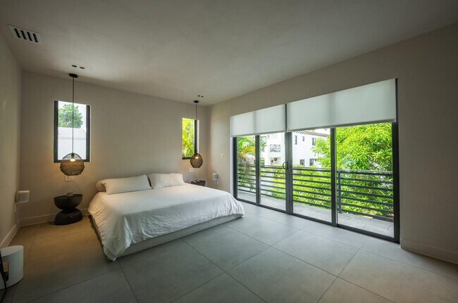 Building Photo - 1635 SW 19th Ter