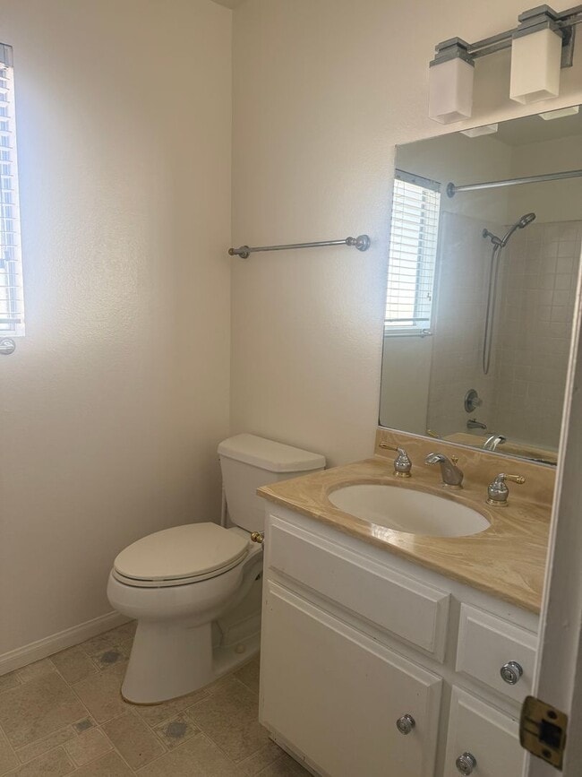 Building Photo - SPACIOUS 4 BEDROOM 3 BATH HOME