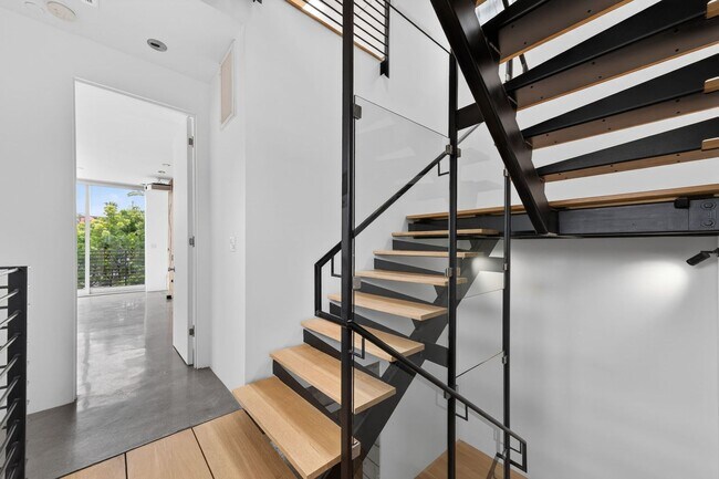 Building Photo - Discover this striking 3 bedroom apartment for rent in Venice, offering 4 bathrooms, contemporary...