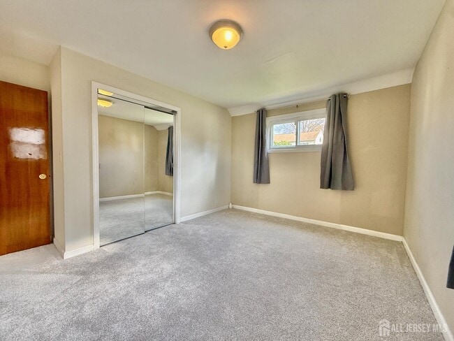 Building Photo - 33 Windsor Dr