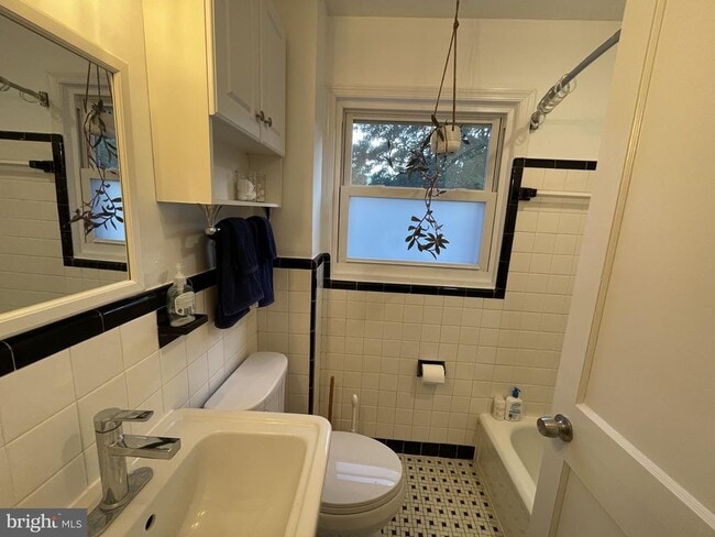 Building Photo - 2221 Arlington Terrace