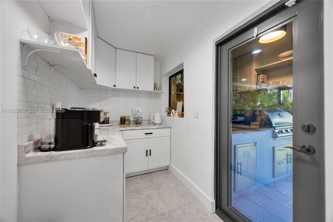 Building Photo - 1117 Alberca St