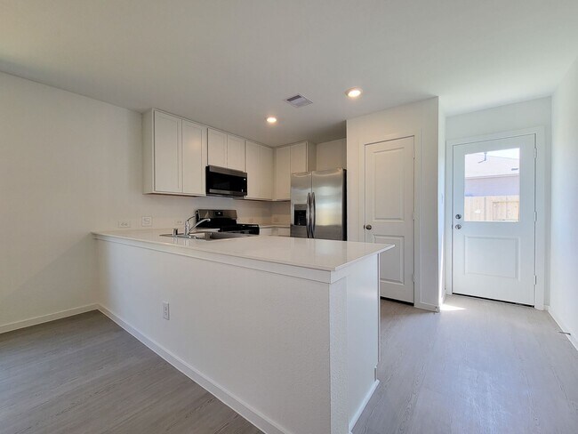 Building Photo - This single-story home shares an open layout between the kitchen, nook and family room for easy e...