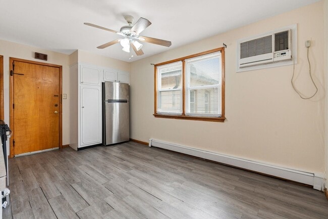 Building Photo - 39 W 51st St