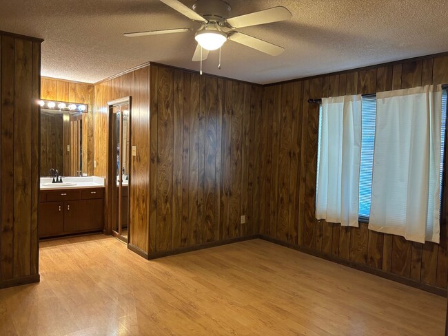 Building Photo - 1448