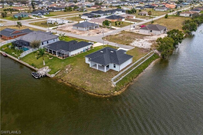 Building Photo - Gorgeous custom built 3/2/1 water front si...