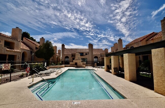 Building Photo - Beautiful modern 1 bed 2 bath corner unit in the Highlands Condominium community.