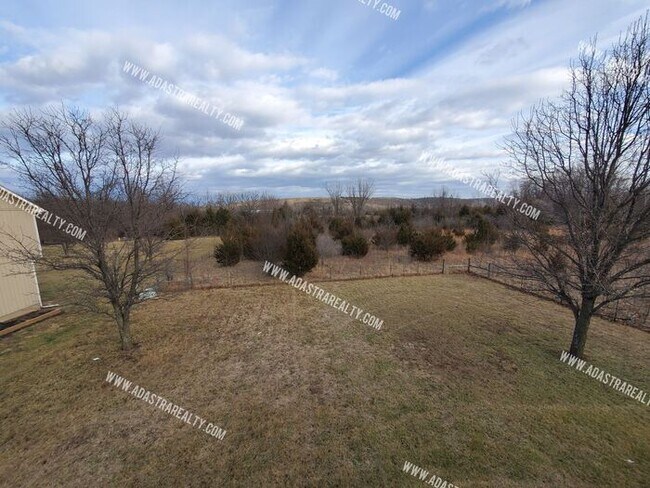 Building Photo - Gorgeous Modern Shawnee Townhome!! So much...