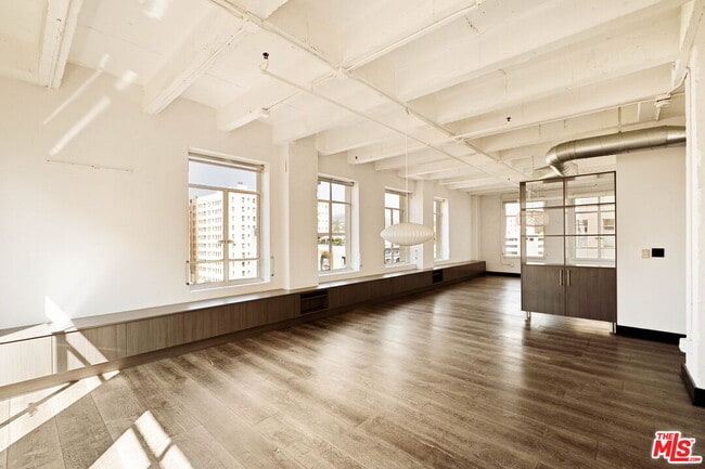 Building Photo - 6253 Hollywood Blvd