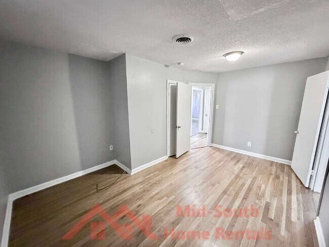 Building Photo - 2054 Benford St