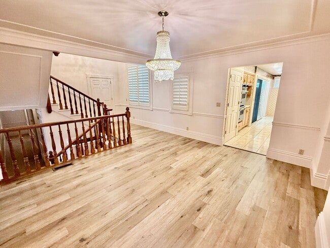 Building Photo - Distinctive and Spacious 5-BR Home in Bloomington