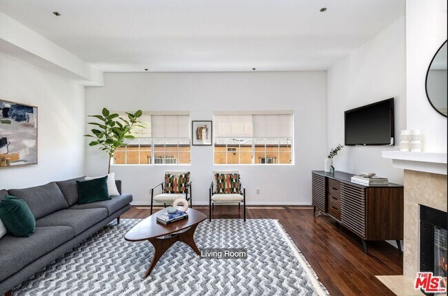 Building Photo - 850 N Poinsettia Pl