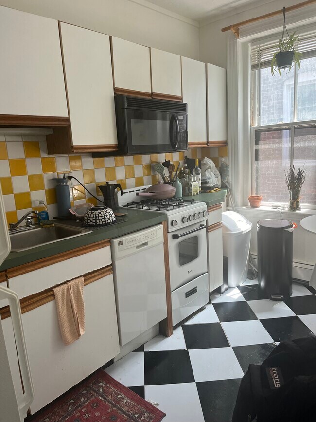 Primary Photo - 44 Phillips St