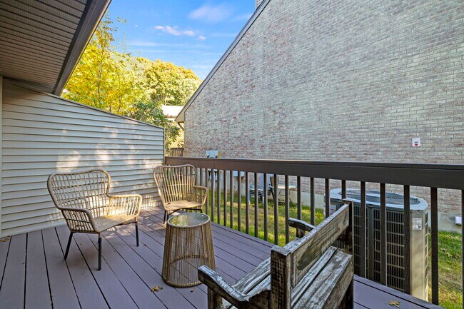 Building Photo - 2437 Bedford St