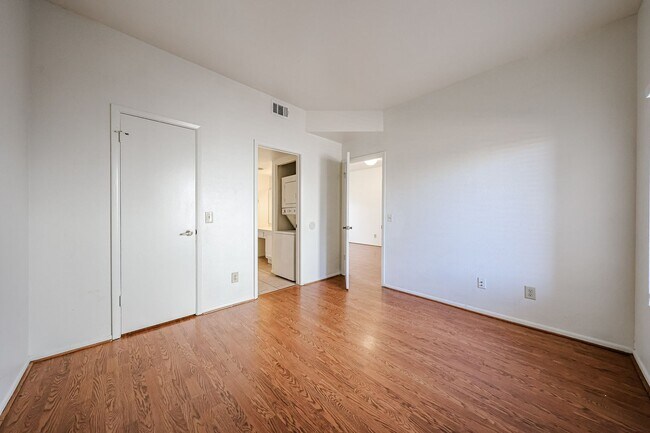 Building Photo - Centrally located and affordable in Woodlake Condominiums