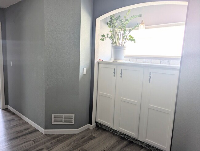 Building Photo - Gorgeous Denver Home - Real Granite Counte...