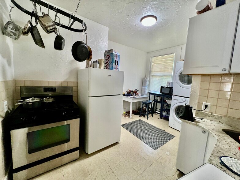 Building Photo - 4 Adella Pl