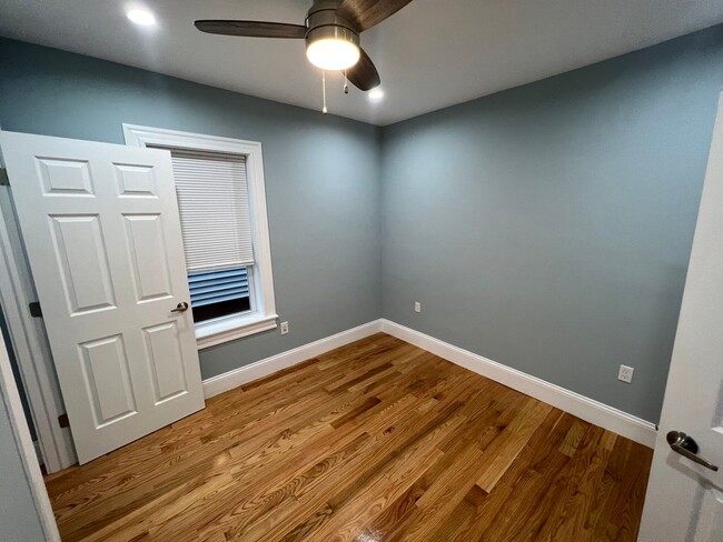 Building Photo - Huge updated 4 bed unit near Union Sq in S...