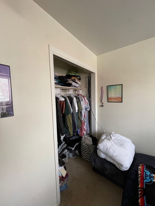 Building Photo - Upper Level 2 Bedroom 1 Bath