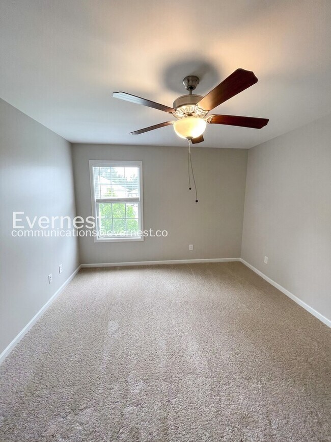 Building Photo - Charming Modern Home / 5 beds 3.5 baths / Garage attached / Fenced-Yard / Available now!