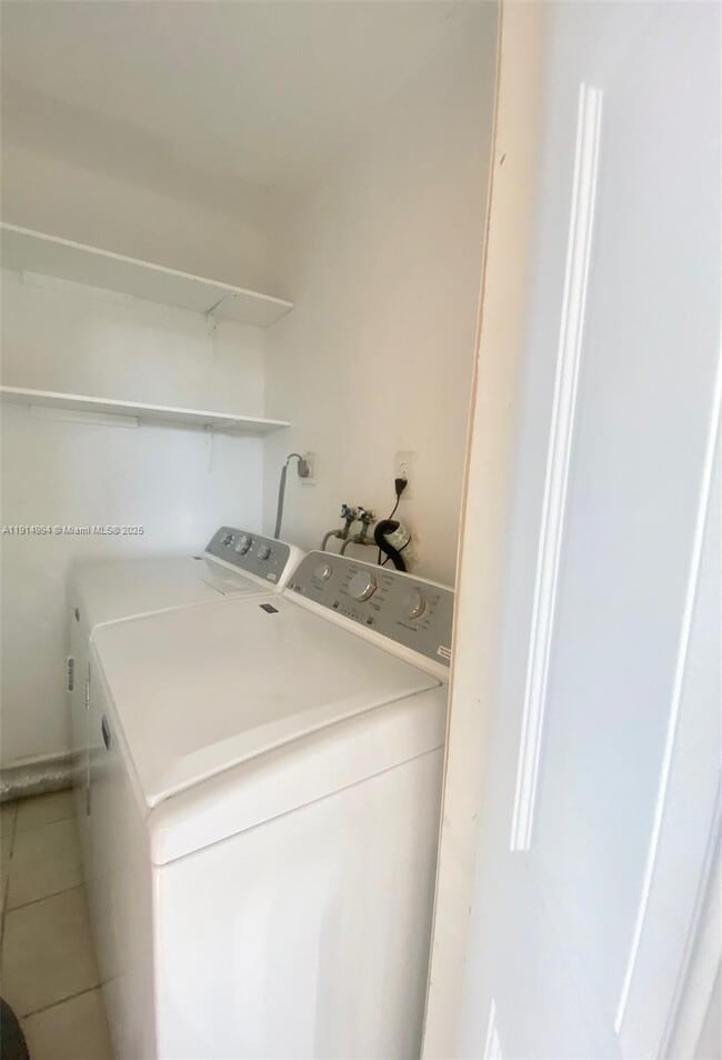 Building Photo - 6568 SW 41st Pl