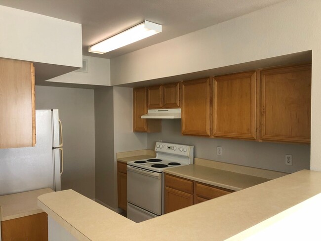 Building Photo - 2/2 condo becoming available February 1st,...