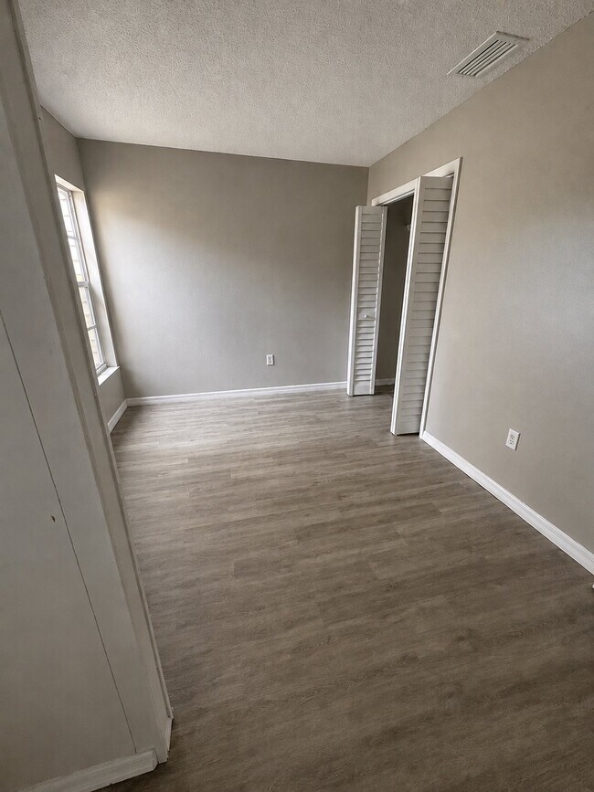 Building Photo - 3174 Beecher Dr E
