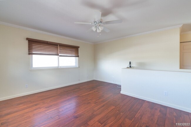 Building Photo - Available Now! Updated 3BR/2BA/2PKG unit i...
