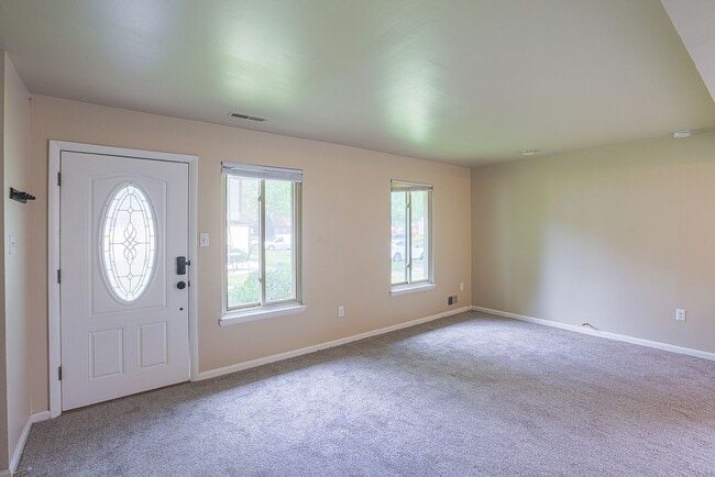 Building Photo - 14 King Henry Cir