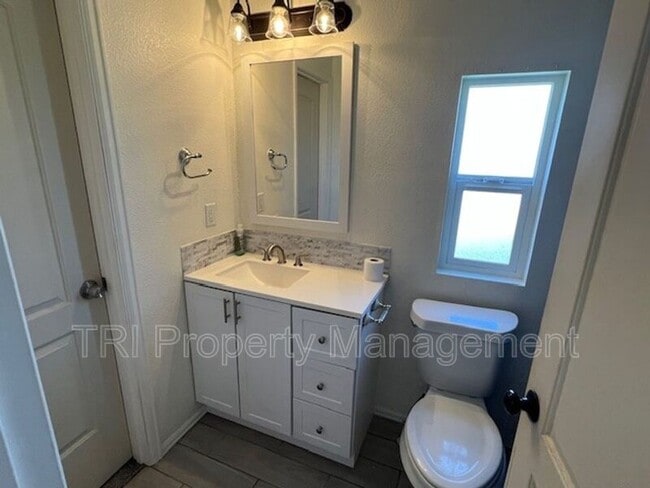 Building Photo - 327 S 2nd St