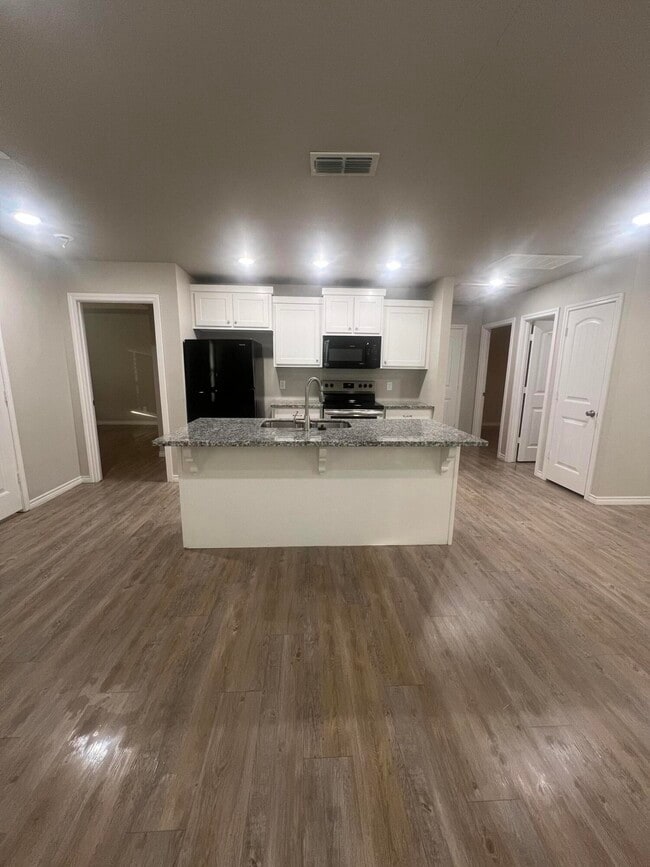 Building Photo - 2632 Hickory Ave