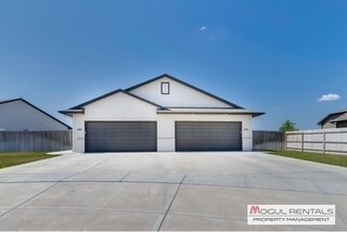 Primary Photo - 602 E Martens Ct