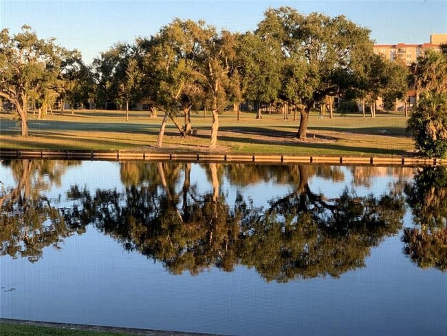 Building Photo - 3740 Inverrary Dr