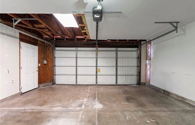 Building Photo - 30 Burkeshire Ct