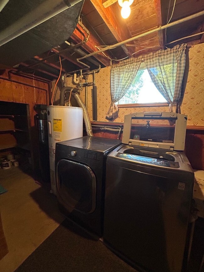 Building Photo - Charming 3 Bedroom Home with Large Heated ...