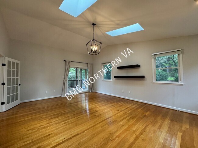 Building Photo - 1109 Hillcrest Dr SW