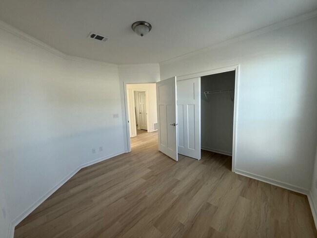 Building Photo - 4208 Queens Way