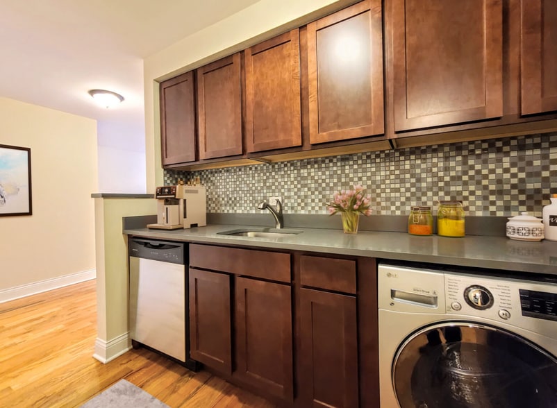 Building Photo - 555 W Arlington Pl