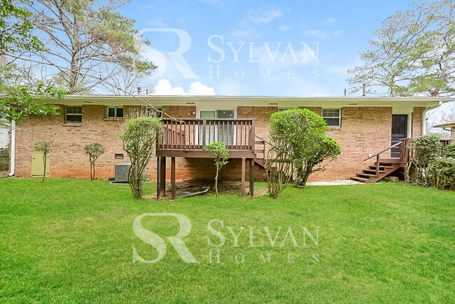 Building Photo - Welcome home to this 3 bedroom, 2 bathroom...