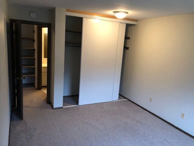 Building Photo - Spacious 2 bedroom in Hopkins!
