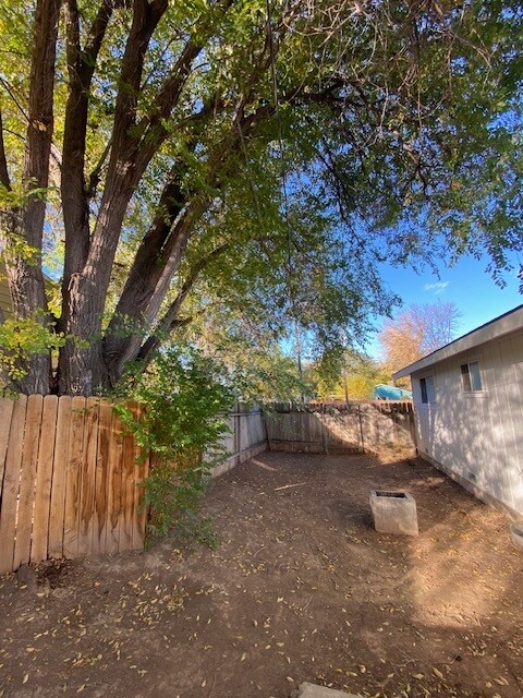 Building Photo - 1673 W Victory Rd