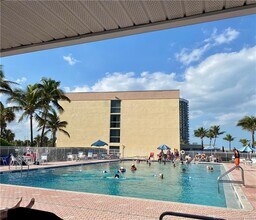 Building Photo - 952 Nettles Blvd