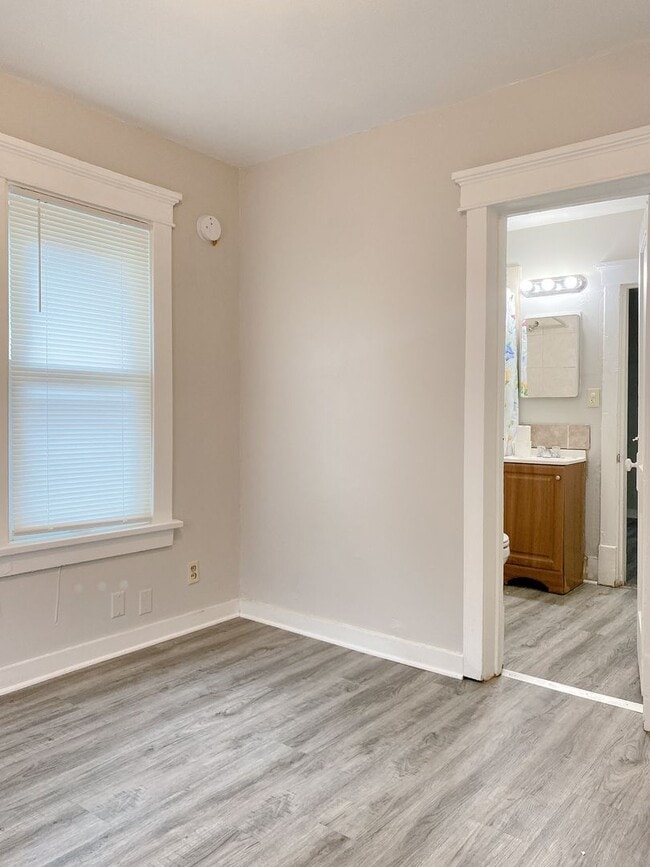 Building Photo - Cozy 2 bed 1 bath house $995 Sec 8 OK