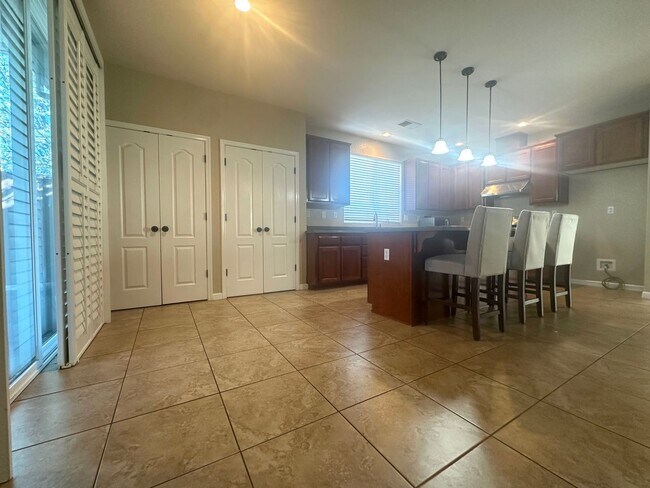 Building Photo - Gorgeous 4 Bedroom with Backyard Oasis wit...