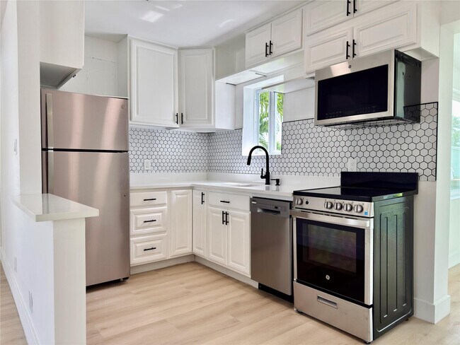 Building Photo - 1008 Mango Isle