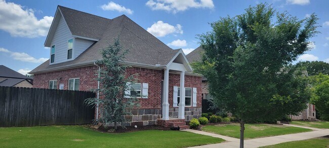 Primary Photo - 3 bedroom 2.5 bath / Community pool / 2 ca...