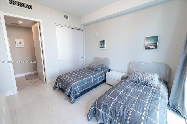 Building Photo - 17550 Collins Ave