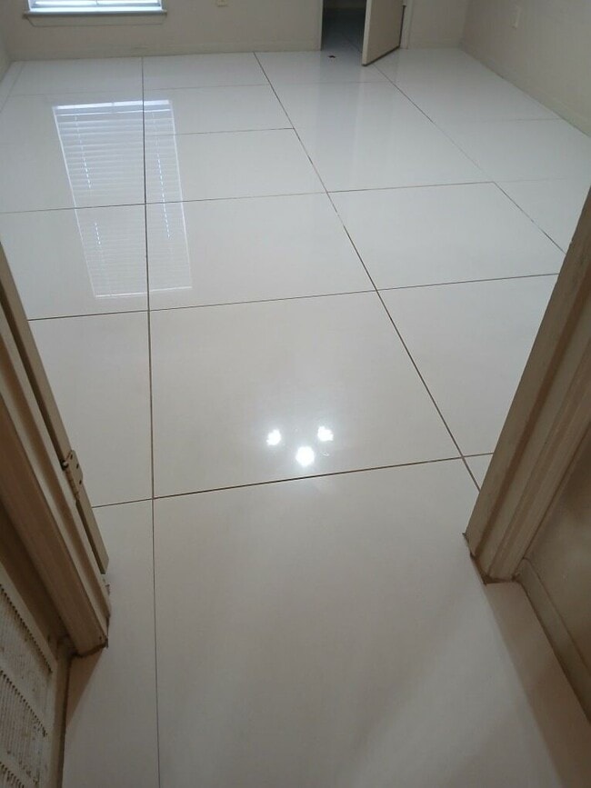 Building Photo - 9350 Country Creek Dr