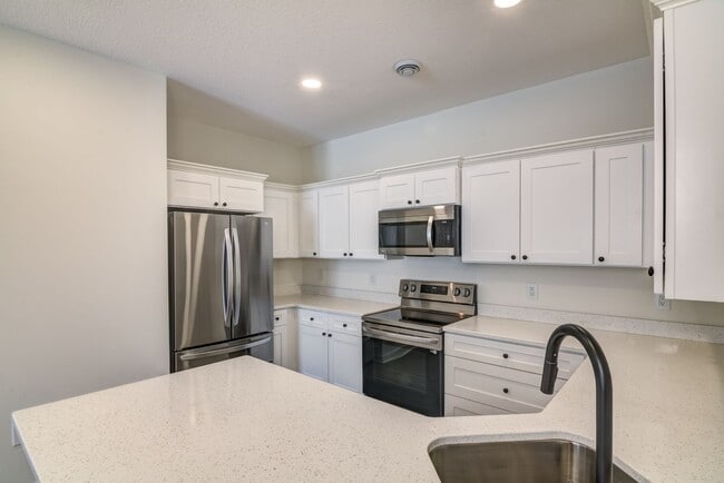 Building Photo - New 3 Bedroom Town Home