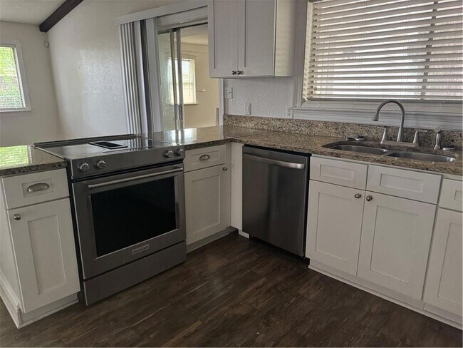 Building Photo - 306 Clover Dr